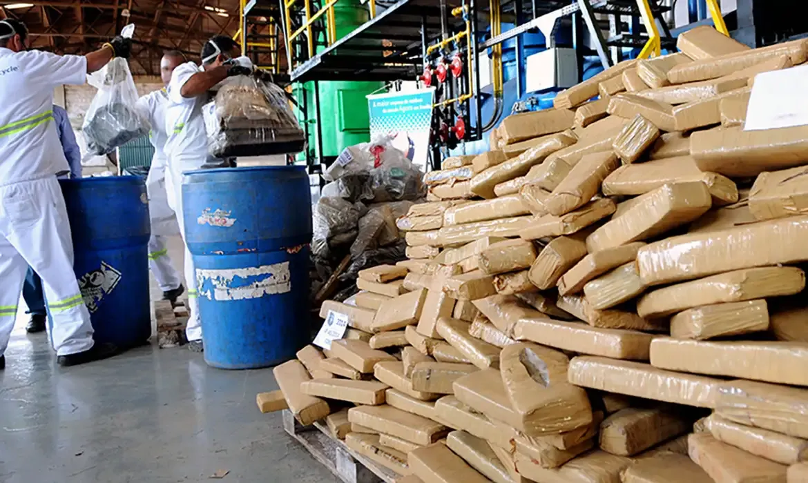 Tráfico de Drogas no Brasil: Entenda o Que Diz a Lei, Diferenças com o Porte e Consequências Legais